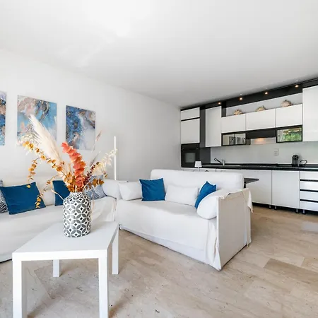 Fabron, Terrasse & Piscine Dans *