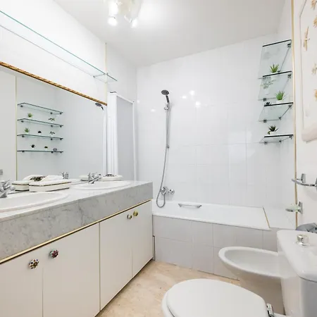 Fabron, Terrasse & Piscine Dans Appartement