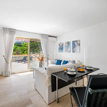 Fabron, Terrasse & Piscine Dans