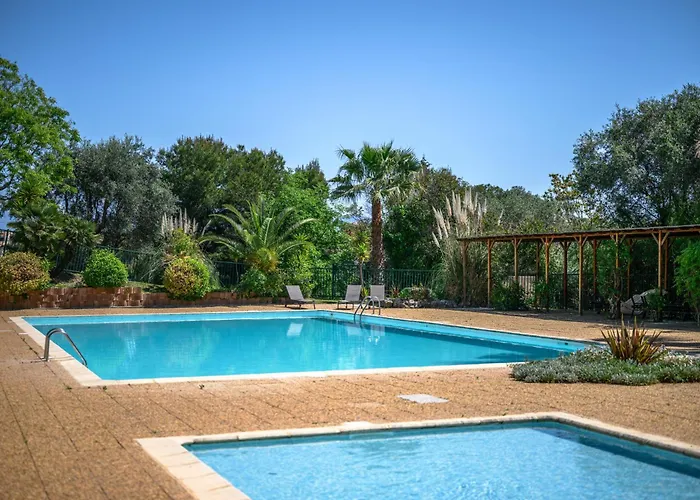 Apartman Fabron, Terrasse & Piscine Dans