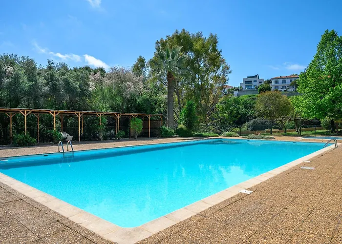 Fabron, Terrasse & Piscine Dans Apartman